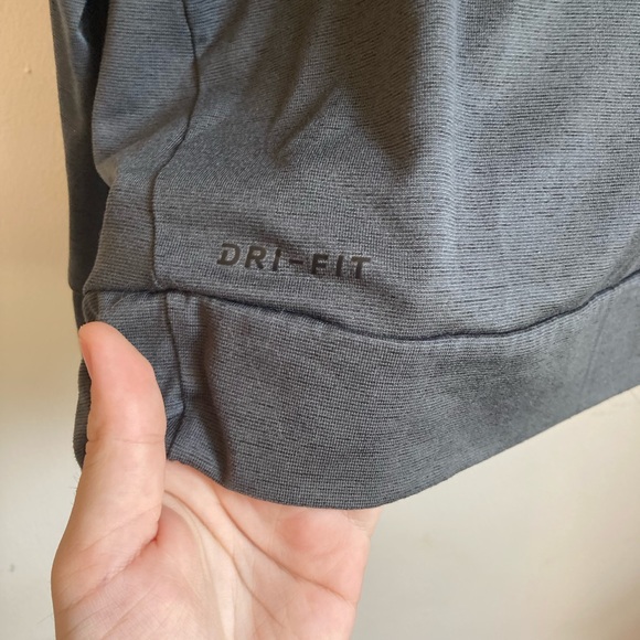 Nike Pro Men’s Pullover Hoodie Gray Sweater Small - Picture 3 of 8